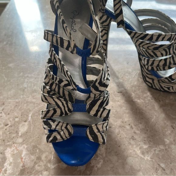 Qupid zebra print 5” heel zipper on back size 8 - Picture 4 of 12